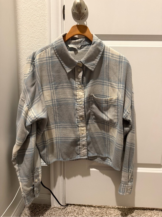 American Eagle Outfitters Tops - American Eagle XS Cropped Blue & Cream Plaid Button-Up Shirt